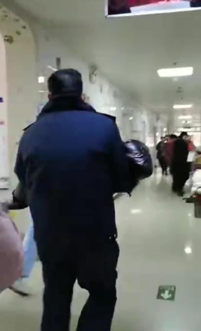 平顶山3岁孩子口吐白沫 执法人员抱起一口气跑4楼求医