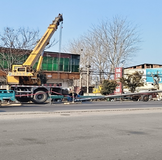 图19 机械清理彩钢瓦片，更换电线杆、检查线路