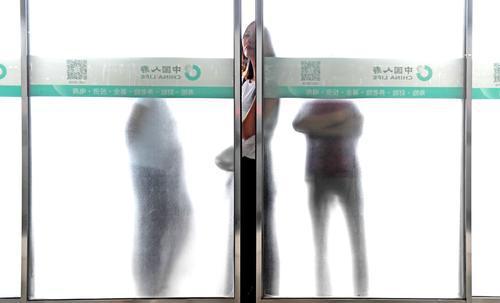 ▲家人和朋友在远处用目光向新兵告别