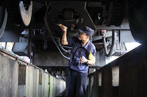  給螺栓涂打防松標(biāo)記。方昉 攝