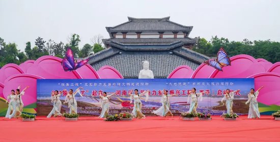 西平县媛媛舞蹈艺术中心表演舞蹈《海棠仙子舞中原》