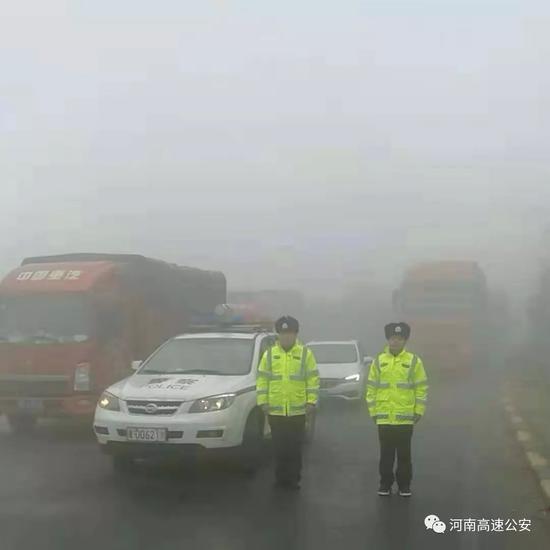 對于惡劣天氣時采取的交通管制措施一般有3種態(tài)度↓↓↓