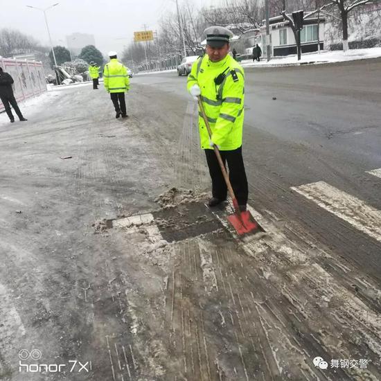 扫除道路积雪确保行车安全