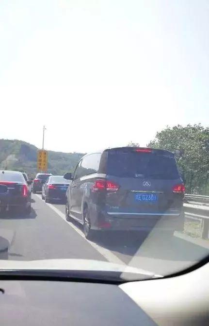 嚴格遵守交通規則