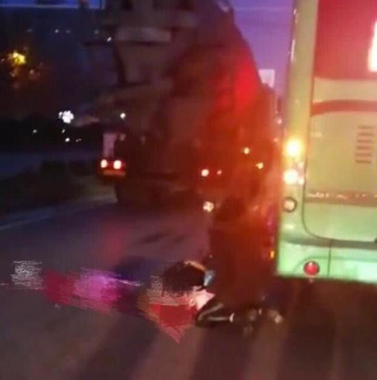 郑州男孩骑电动车与公交车发生碰撞 不幸身亡 郑州男孩骑电动车与公交车发生碰撞 不幸身亡