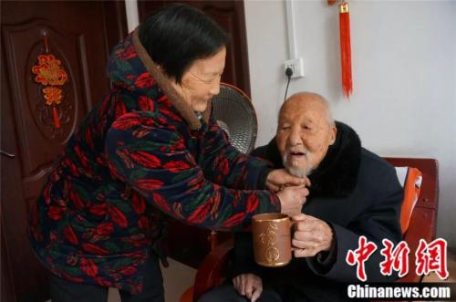 73岁的张院照顾117岁的老父亲，其乐融融。