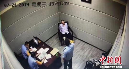 郑州铁路警察对杨某某进行讯问。郑州铁路公安处供图
