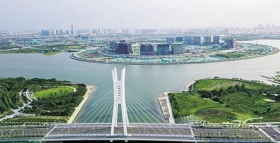 建设中的郑州北龙湖湖心岛（图片来源：河南省重点项目建设网）