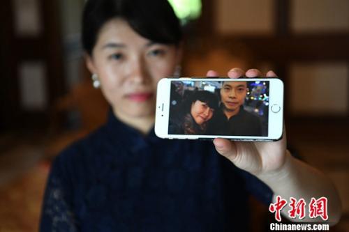 图为妻子邹函展示生活照。陈超 摄