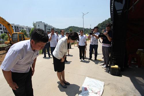 毛杰副厅长代表教育厅党组到信阳看望慰问李芳