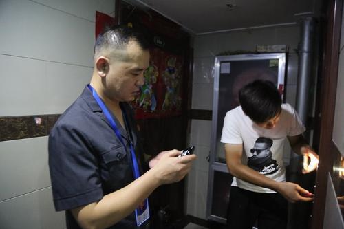 郑州:欠款百万拒不还 法院上门强制腾房