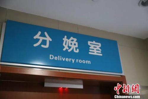 河南孕妇高速上产女 交警医生合力架起生命绿色通道