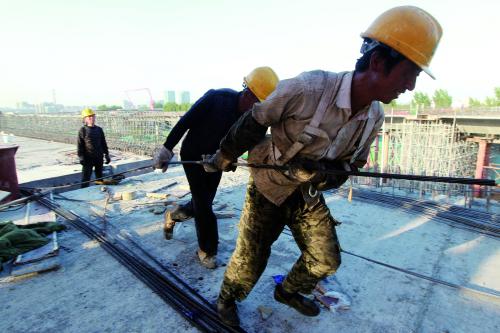 工人在組裝承重鋼筋組