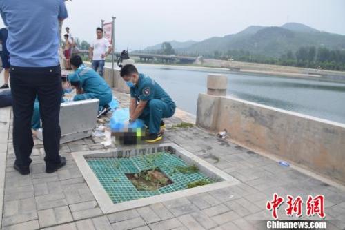 急救人员对落水者进行急救。 侯小方 摄