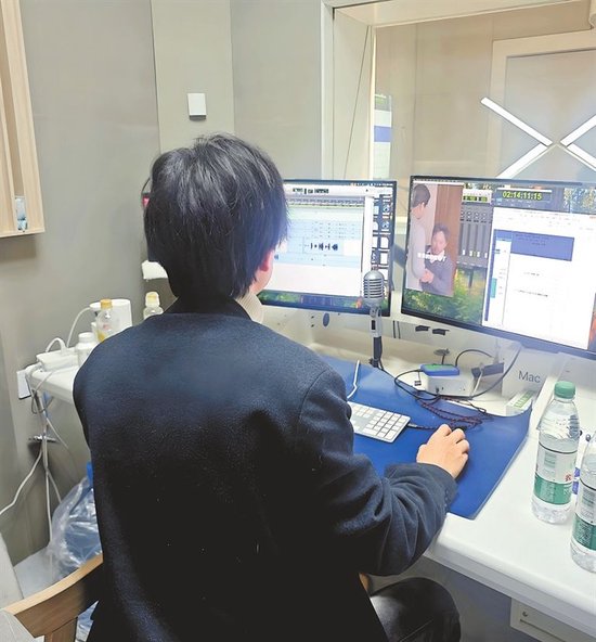 李柯翰正在為短劇配音。 受訪者供圖