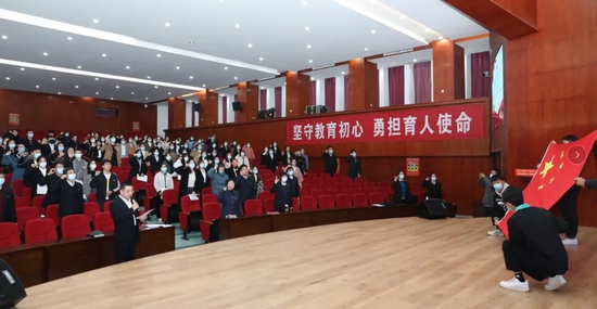 校纪委书记李赞带领新教师进行宣誓