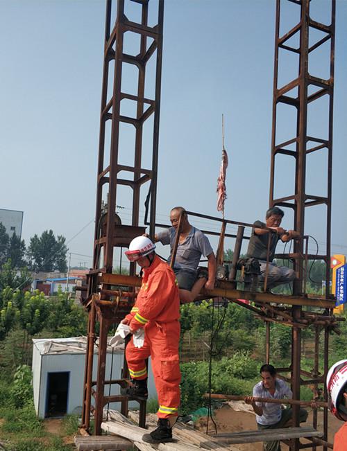 焦作某建工地升降梯发生故障 一工人从3楼坠落