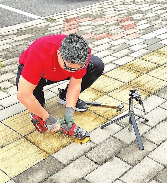 张玉帅正在拔钉。