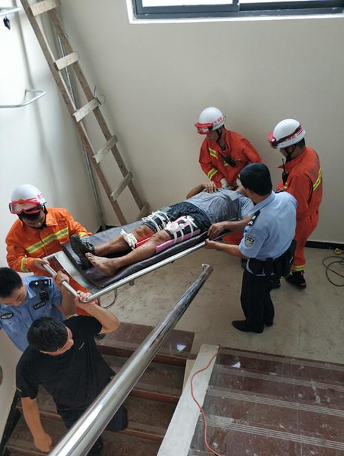 焦作某建工地升降梯发生故障 一工人从3楼坠落