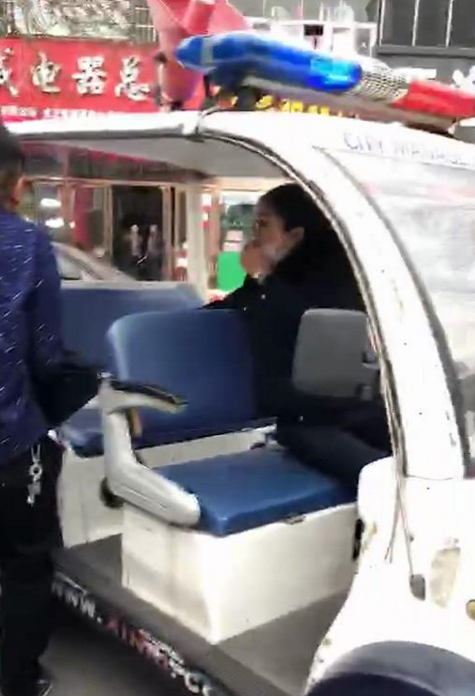 开着城管执法车连闯俩红灯将轻生男子送医抢救