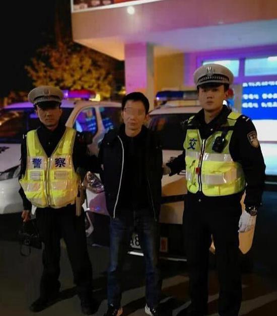 事件二:一男子见交警查车撒腿就跑 经查竟是网上逃犯