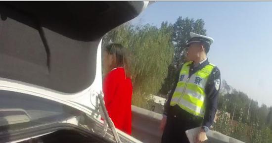 一对情侣被黑车甩在了郑云高速段，被民警发现并带离