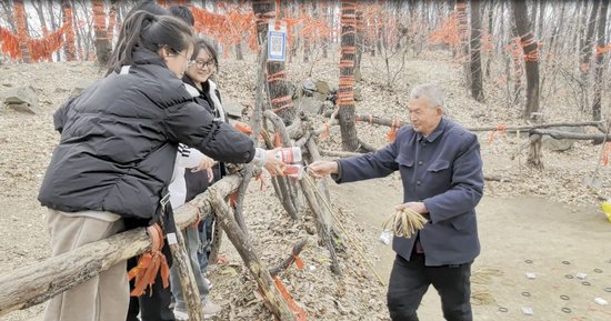 河南大爷山顶“出圈”，饮料瓶换套圈已坚持30年