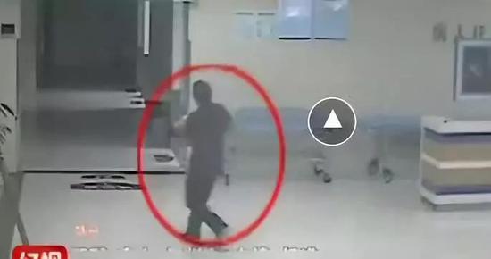 河南兰考小伙肉身撞停飞车,5秒救人