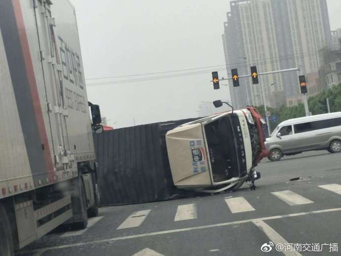 ֣��ǰ��·�����������¹� ��������һ���෭��·��