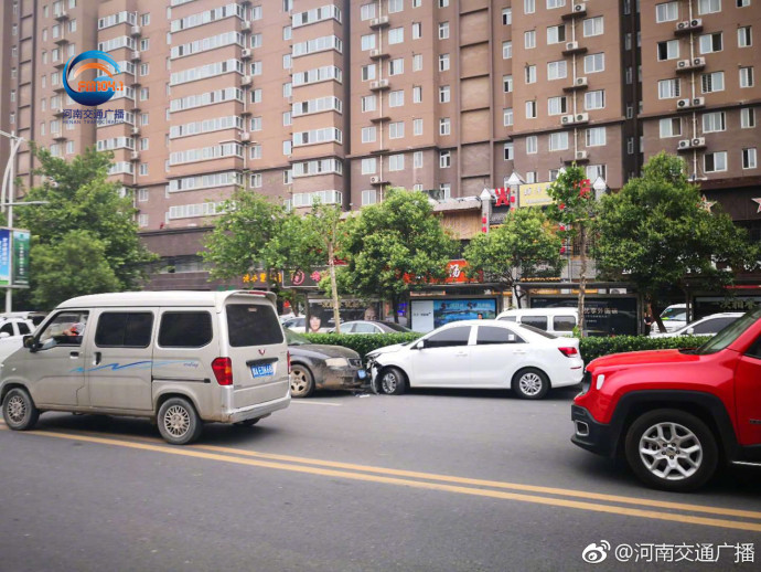 ֣�ݺ�ɫ�µ��ܵ����򳵵� ·��ͣ��������