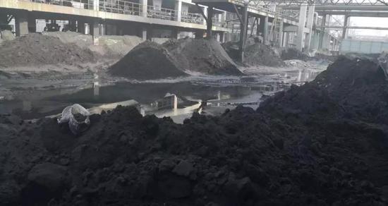 晉開集團(tuán)粉煤干燥單元排放黑煙。