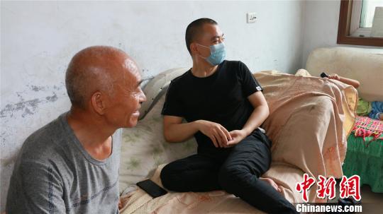 得知治病有望，路光亮及兒子路炎衡（右）都顯得輕松了許多。　李超慶 攝