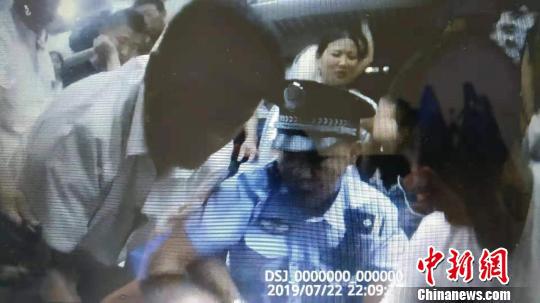 图为乘警与乘务人员共同控制住醉酒男子。郑州铁路公安处供图