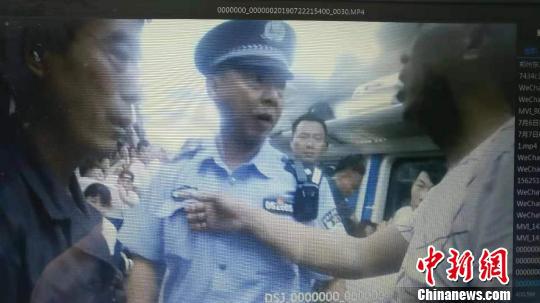 圖為列車乘警長(中)對醉酒男子(右)進行勸解。鄭州鐵路公安處供圖