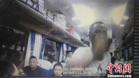 圖為醉酒男子郭某大鬧列車車廂。　李貴剛　攝