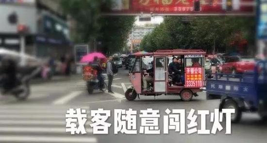 民警在进行劝阻时