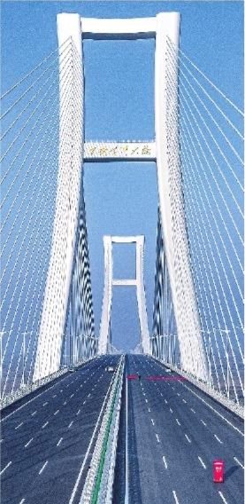 安罗高速京武黄河大桥182米高的“中国樽”主塔。
