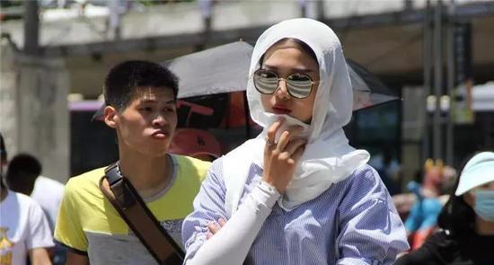 比溫度更高的是小姐姐的顏值……