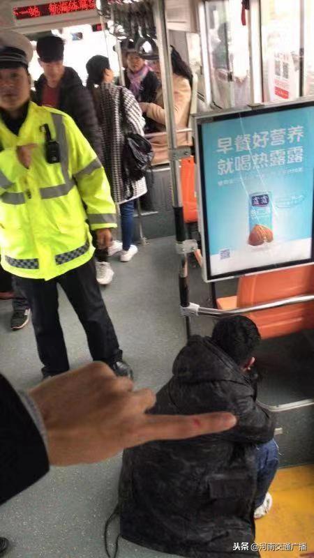 窃贼早班公交车上伸手行窃,2名交警上车亲自擒拿蟊贼