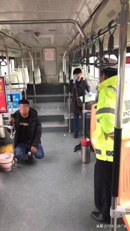 窃贼早班公交车上伸手行窃,2名交警上车亲自擒拿蟊贼