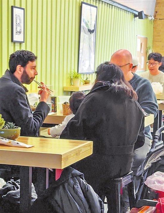 正在店内就餐的外国顾客。 受访者供图
