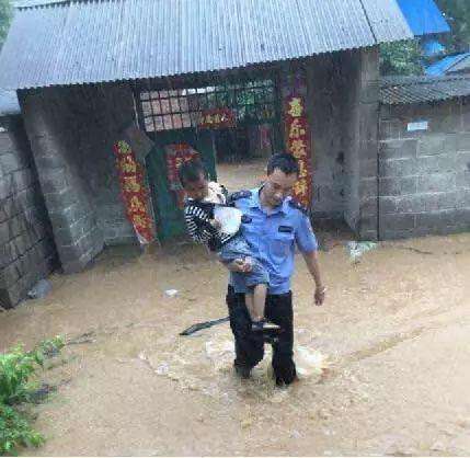 南阳突遭暴雨！多地被淹瞬间成“海”！