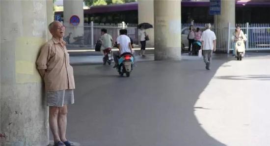 只想站在陰涼地兒不想離開……