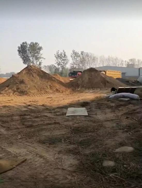 開封市310國道圓通快遞倉庫南50米堆場未覆蓋。