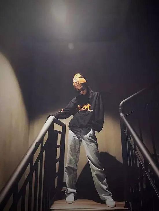 不过想要有yamy这样的酷酷的感觉,气场很重要哇~
