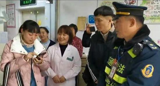 平顶山3岁孩子口吐白沫 执法人员抱起一口气跑4楼求医