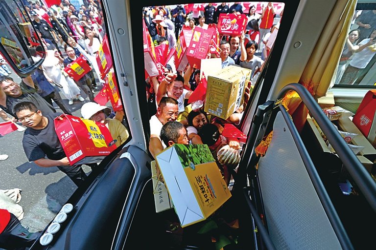 “安能，周口感谢你！” 周口市民深情送别抢险铁军