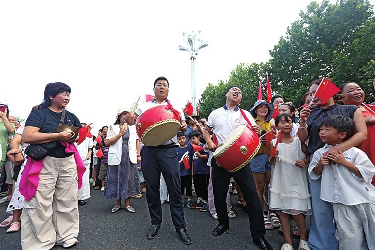 市民敲锣打鼓欢送救援队员
