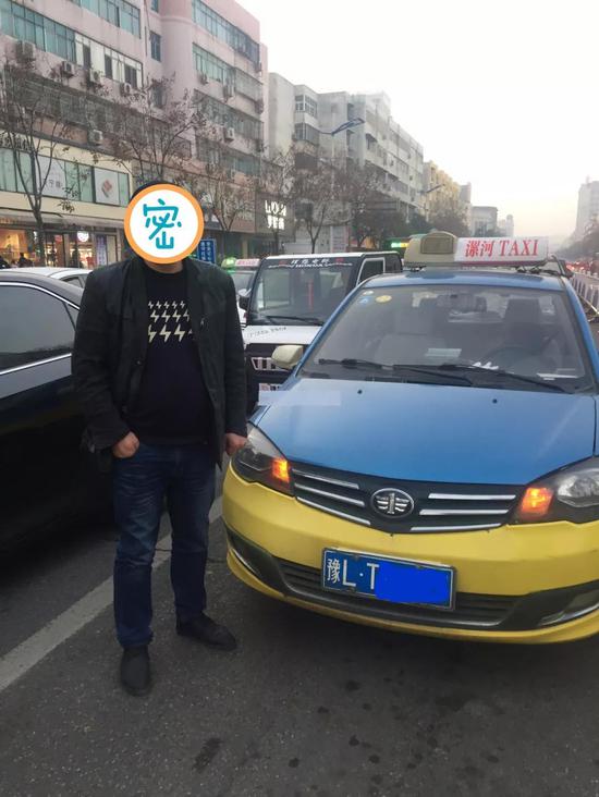 漯河出租车司机聚会喝半斤白酒酒驾等红绿灯时睡着