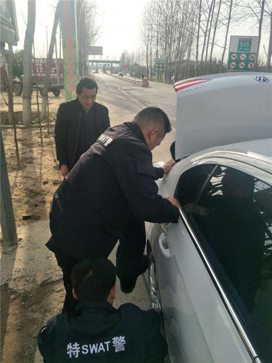 车辆高速口爆胎 周口项城特巡警伸手帮修车